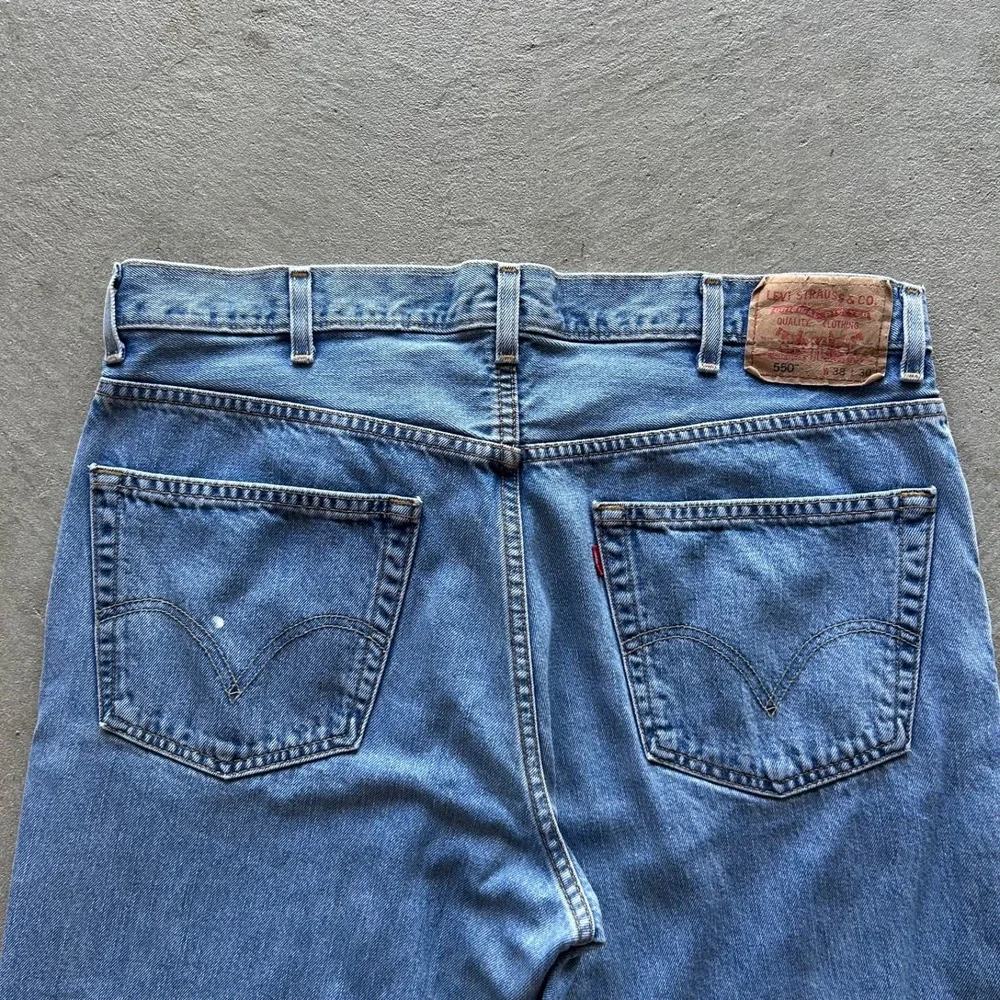 Vintage Levis 550 Jeans Size 38x30 Blue Light Wash Denim Relaxed Fit Straight